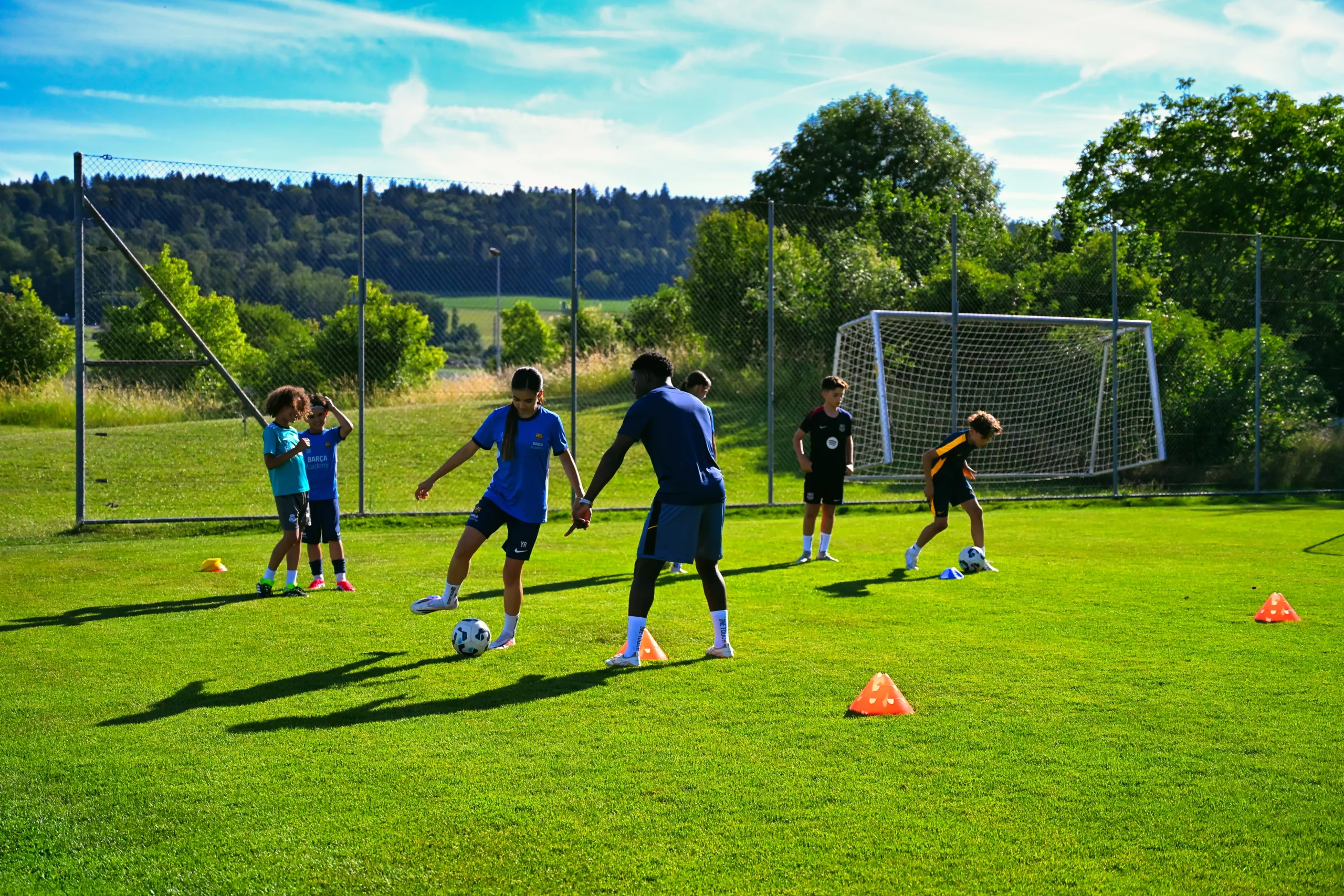 Talent Camp Foto mit Kindern beim Fussball spielen mit RIc The Coach